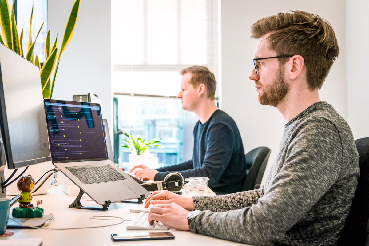 Equipo trabajando con automatización e IA